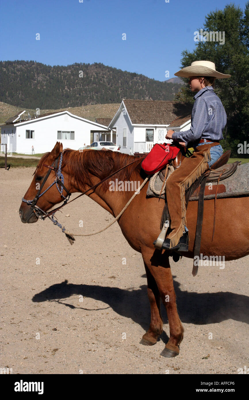 Junge auf einem Pferd auf einer Dude Ranch Stockfoto