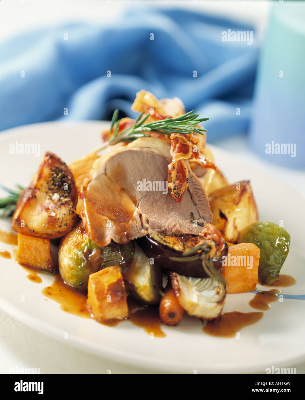 Lammbraten mit rosenkohl und kartoffeln -Fotos und -Bildmaterial in ...