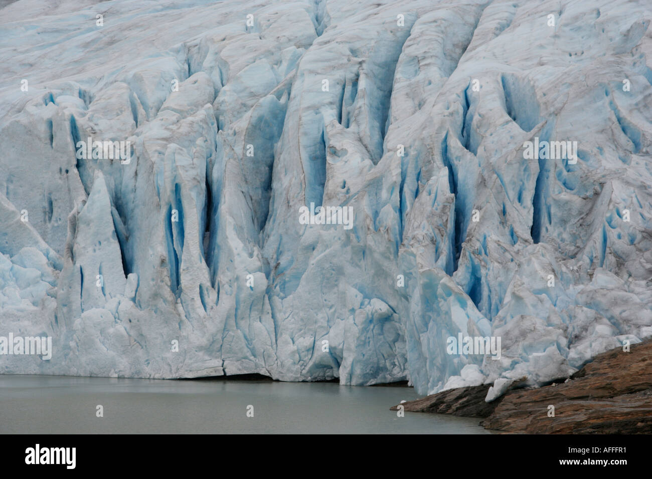 Svartisen-Gletscher - Norwegens 2. größte - vom Svartisvatnet See erreicht Stockfoto