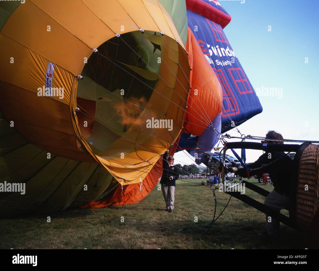 Heißluft-Ballon-Pilot feuert die Brenner zünden einen Jet von Propangas Aufblasen des Ballons. Internationale Ballonfestival Stockfoto