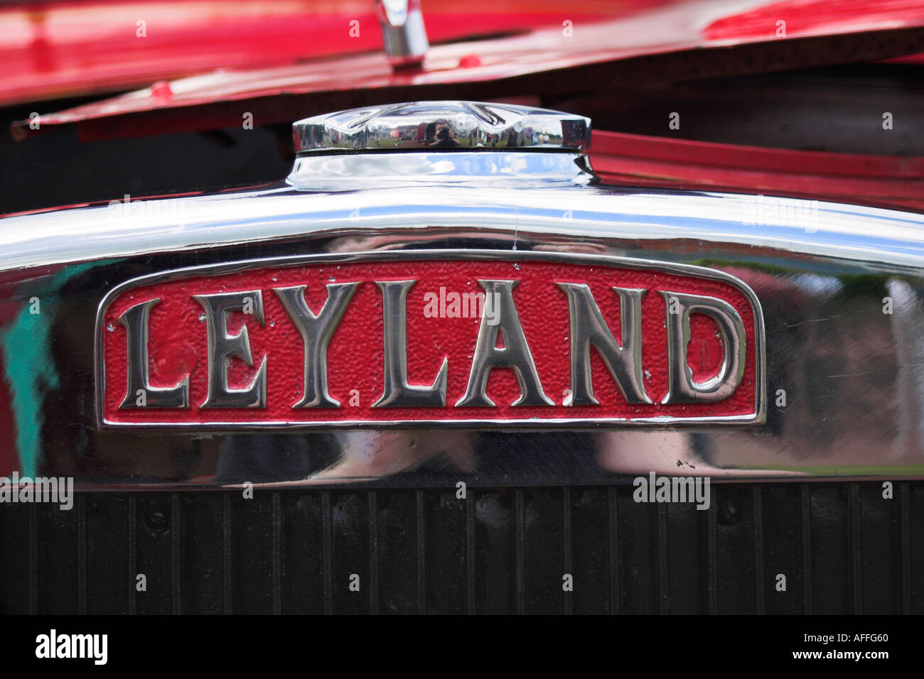 Leyland Abzeichen auf der Vorderseite eine alte Zeit Feuerwehrauto. Morecambe, Lancashire, Großbritannien Stockfoto