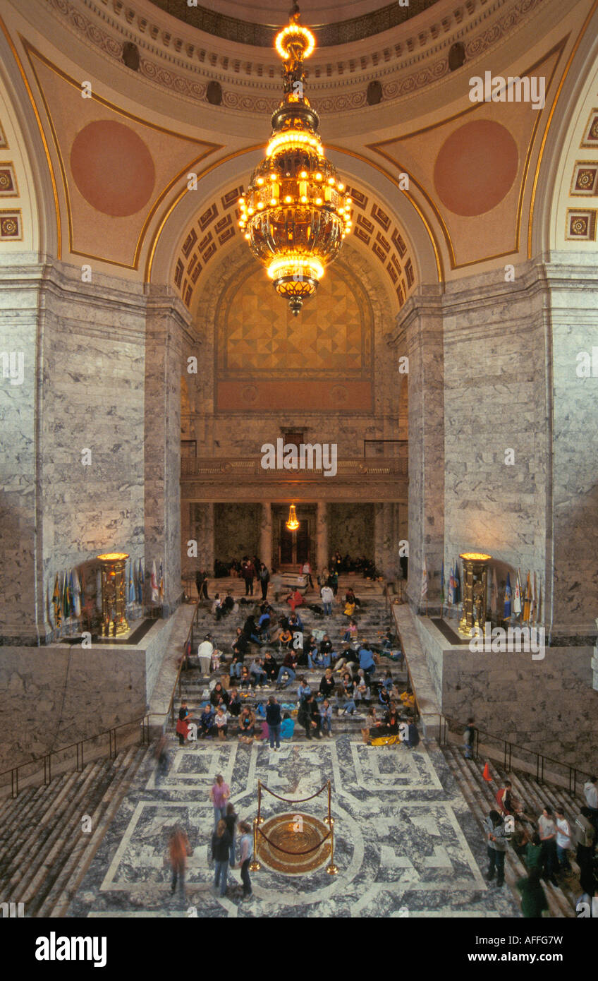 Innenraum des State Capitol Gebäude Rotunde mit Kronleuchter und Kinder auf Schulausflug Olympia Washington Stockfoto