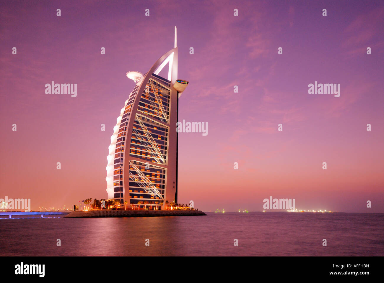 Luxushotel Burj Al Arab, Burj al-Arab, in der Dämmerung, Dubai, Vereinigte Arabische Emirate Stockfoto