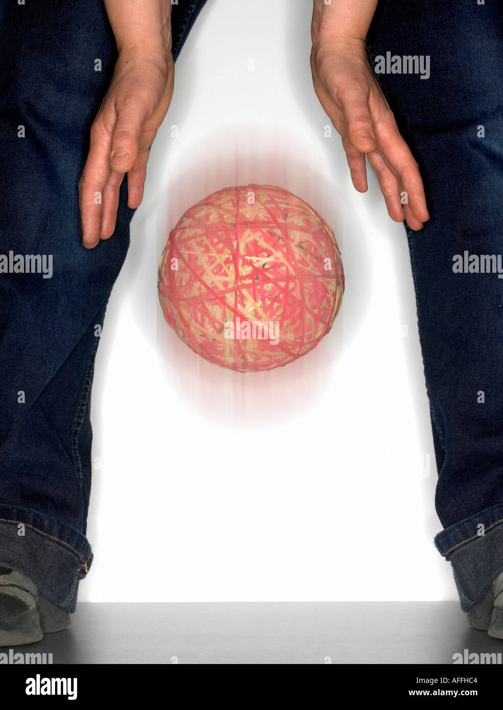 einen Gummiband-Ball Drop Stockfoto