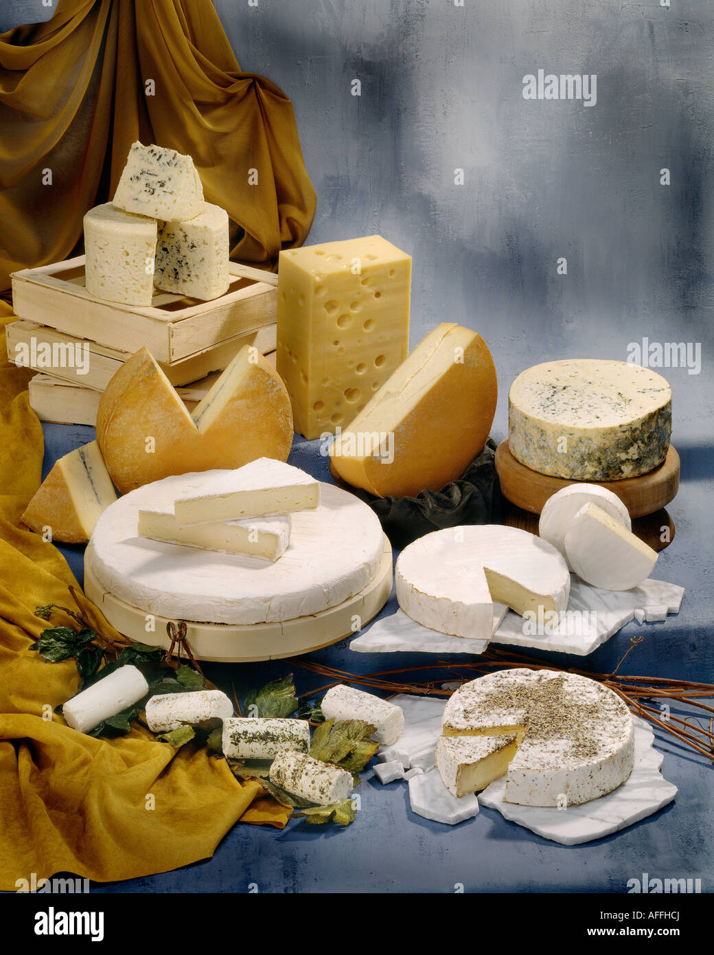 Französische Käse in Gruppe Farbfoto auf cool getönten gesprenkelte Hintergrund. Hochformat, Studio Tischplatte. Klassisches Bild. Stockfoto