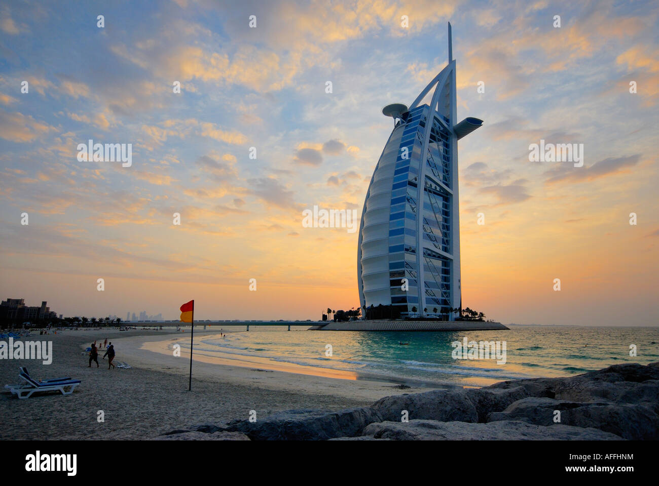 Luxushotel Burj Al Arab, Burj al-Arab, bei Sonnenuntergang, Dubai, Vereinigte Arabische Emirate Stockfoto