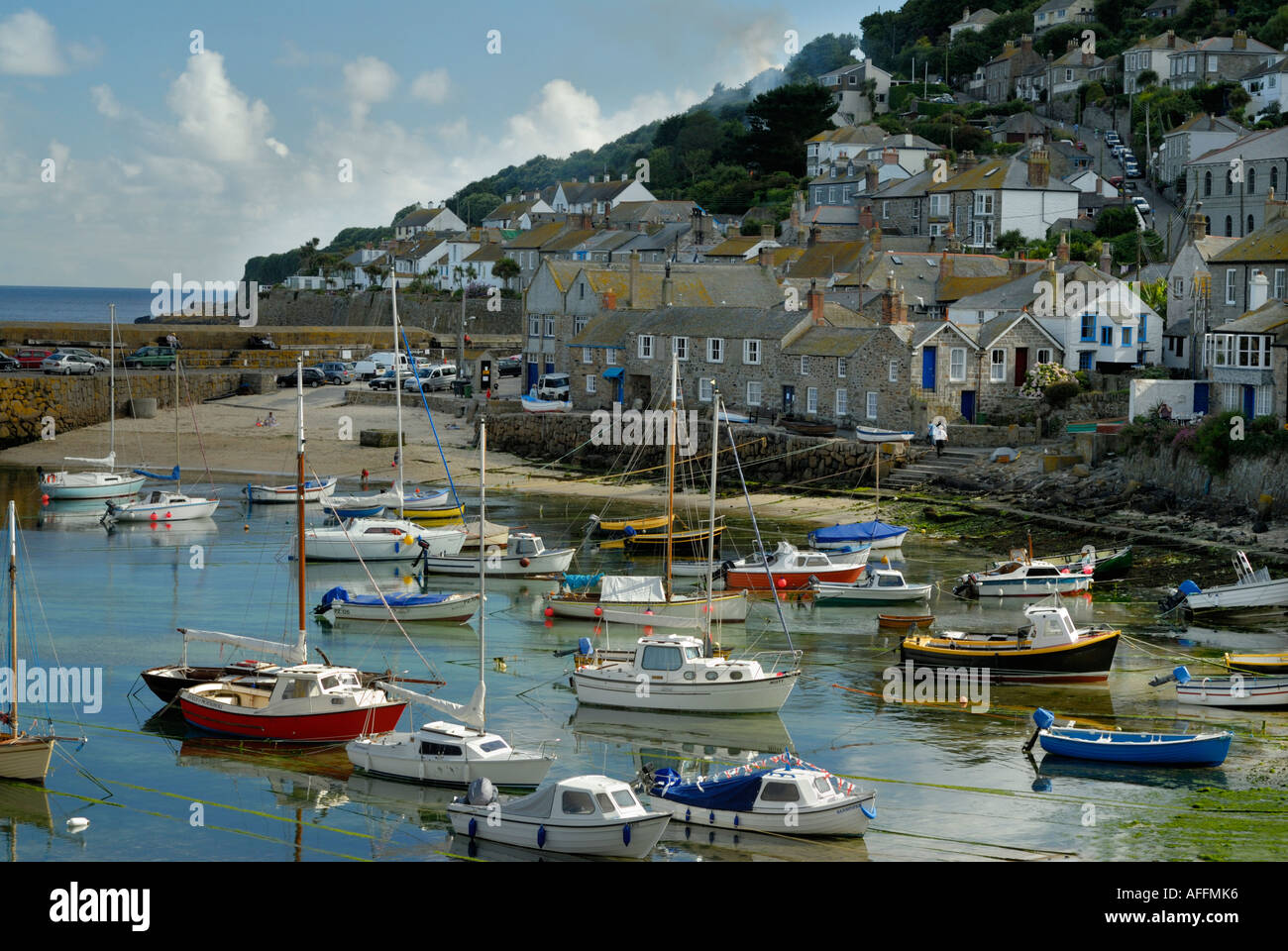 Mousehole Harbour West Cornwall, Angelboote/Fischerboote am Kai-hh Stockfoto