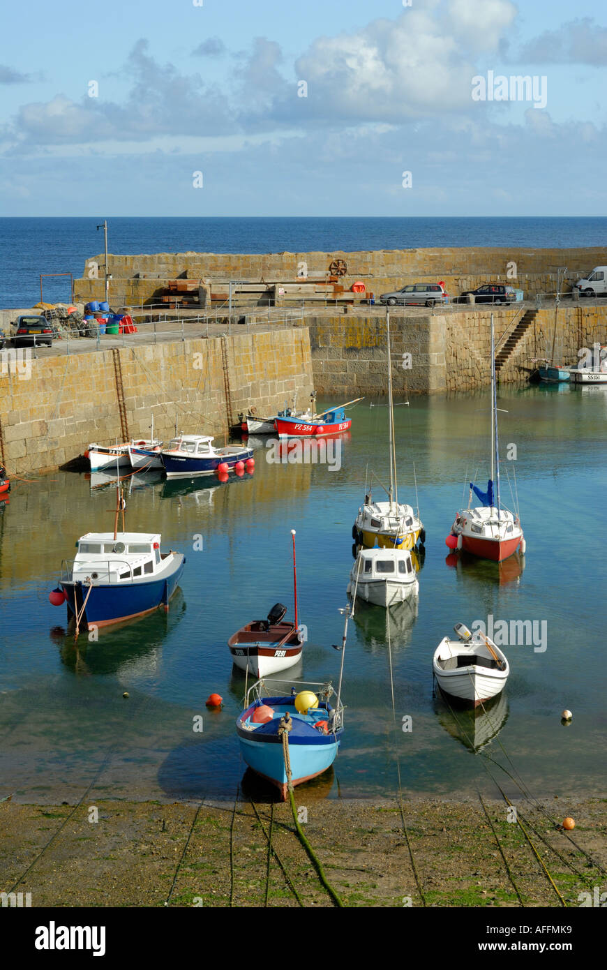 Mousehole Harbour West Cornwall bei Ebbe Stockfoto
