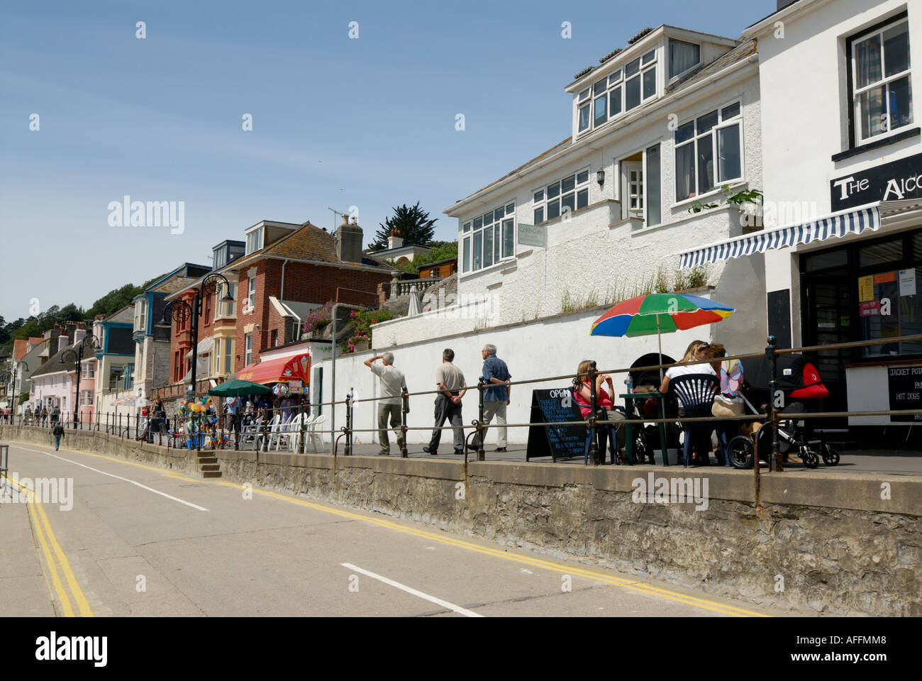 Geschäfte und Restaurants am Meer Lyme Regis Dorset England im Juli Stockfoto