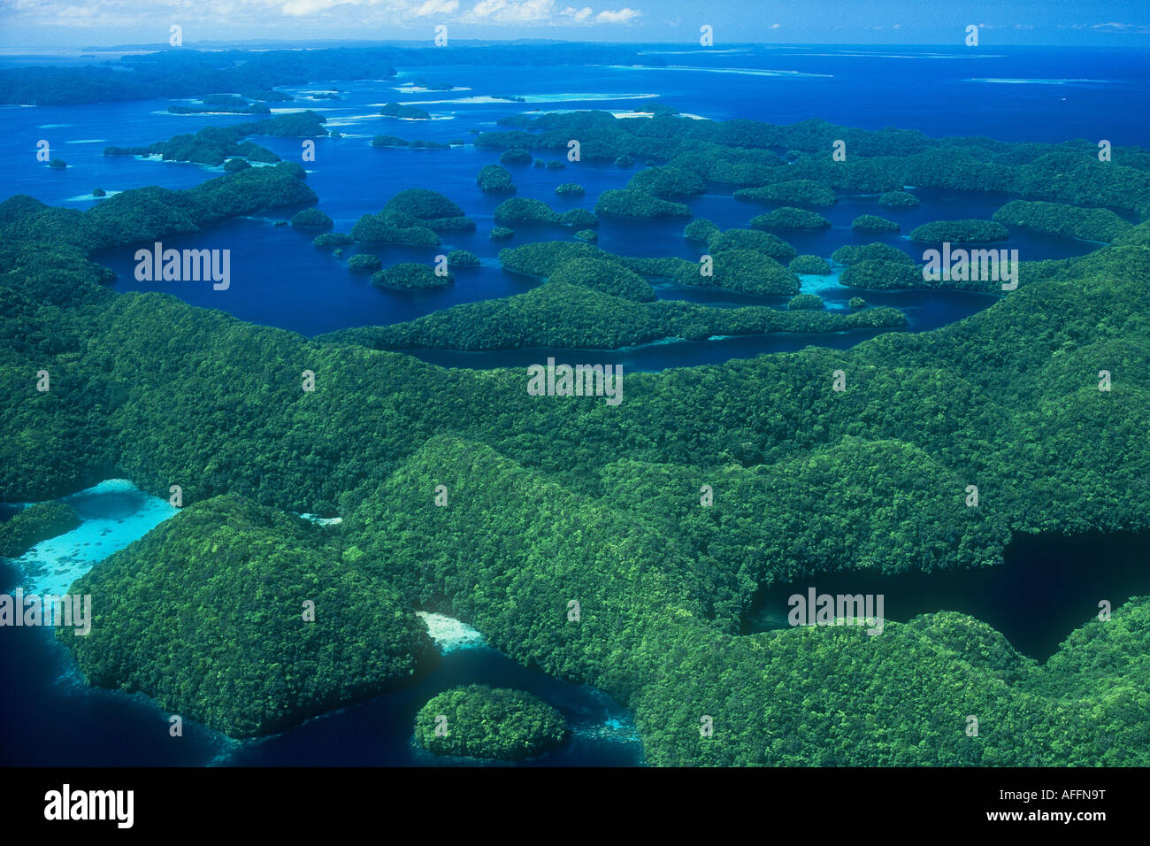Palaus Rock Island aus der Luft gesehen sind mit Vegetation bedeckt.  Auf Höhe des Meeresspiegels wirken sie wie ein Labyrinth. Stockfoto
