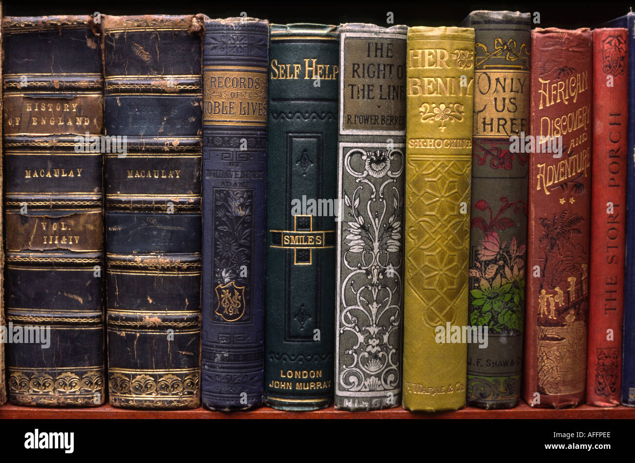 Alte Bücher im Regal Stockfoto