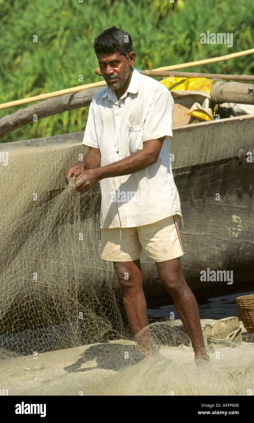 Indien Goa Morgim Fischer ausbessern Netze am Strand Stockfoto