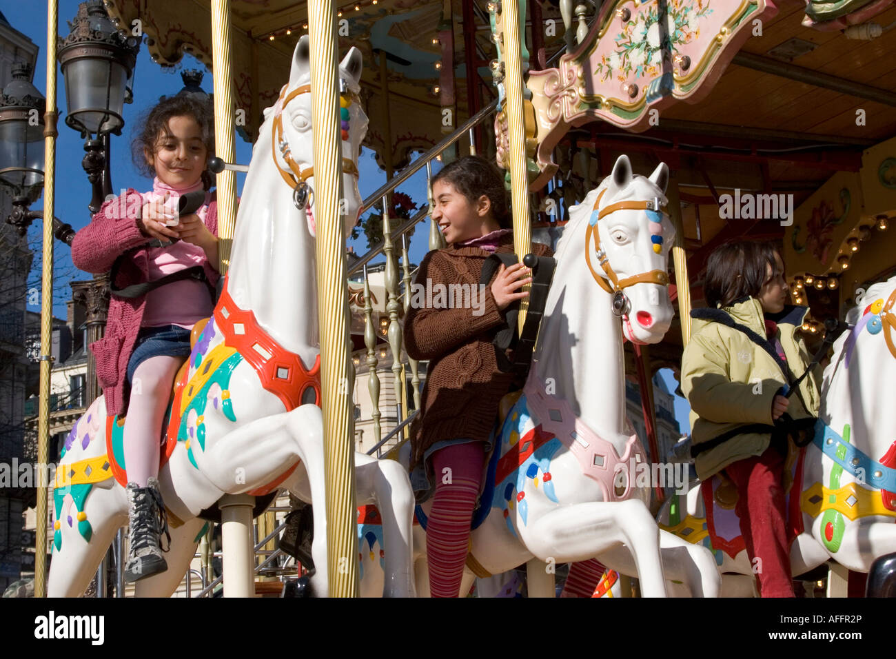 Kleinkinder auf einem Karussell am Hotel de Ville Paris Frankreich Frühling 2007 Stockfoto