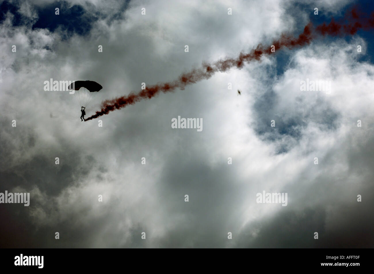 Black Knights Himmel Tauchen Display mit roten Rauchfahne Silhouette Bristol England Stockfoto