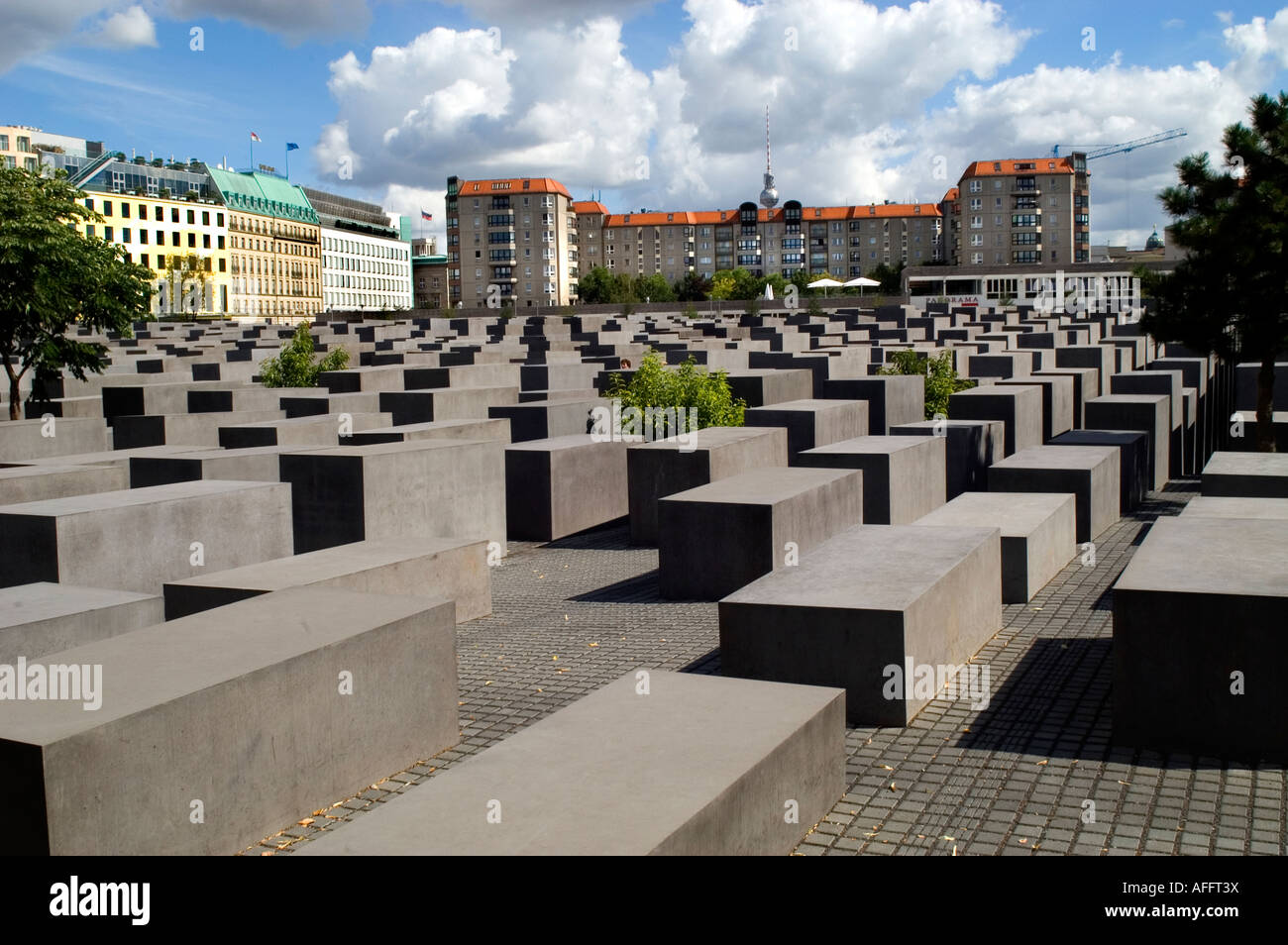 Jüdische Holocaust Memoria abstrakte Sicht von rechteckigen grauen Steinen Denkmal entworfen Eberstrasse vom Architekten Peter Eisenman Berlin Deutschland Stockfoto