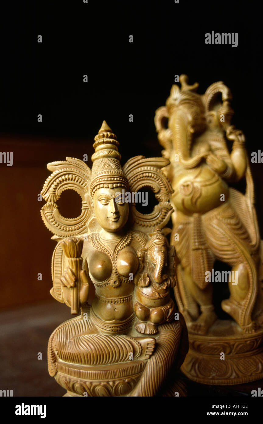 Indien Karnataka Mysore Handwerk Sandelholz Schnitzereien von Hindu-Gottheiten Stockfoto