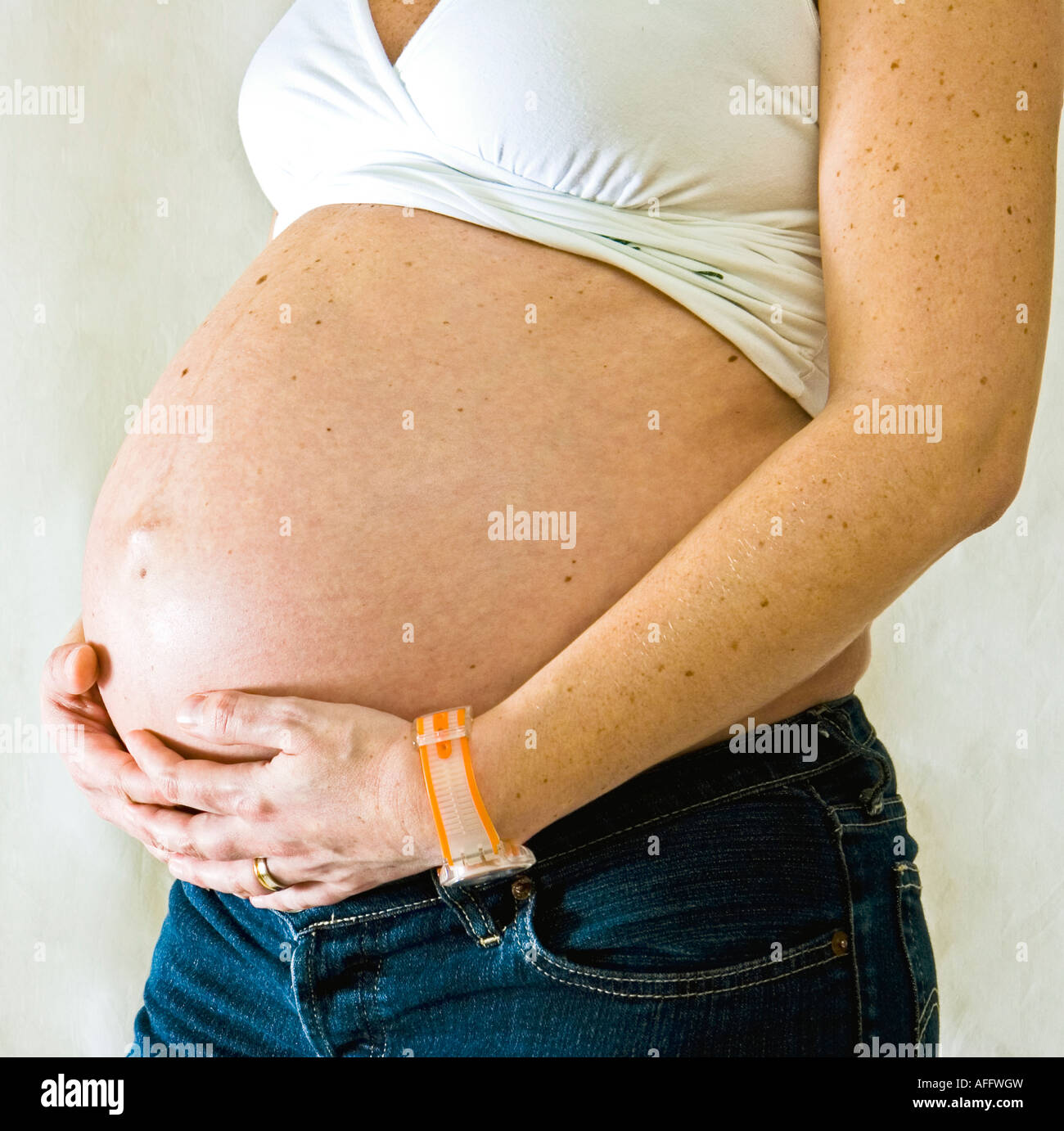 8. Monat schwanger Bauch Frau hält ihr closeup Stockfoto