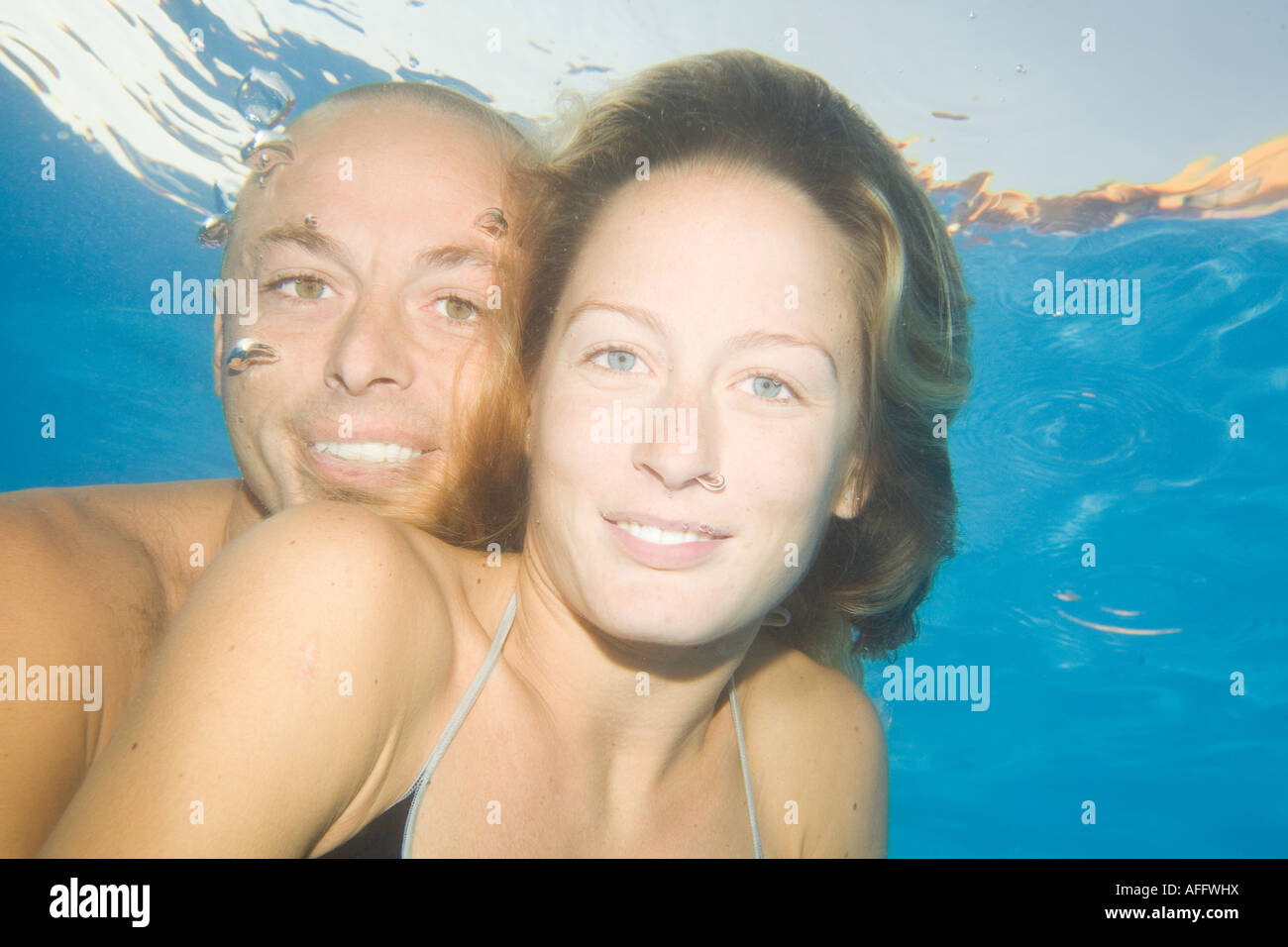 Paar Unterwasser lächelnd in die Kamera Stockfoto