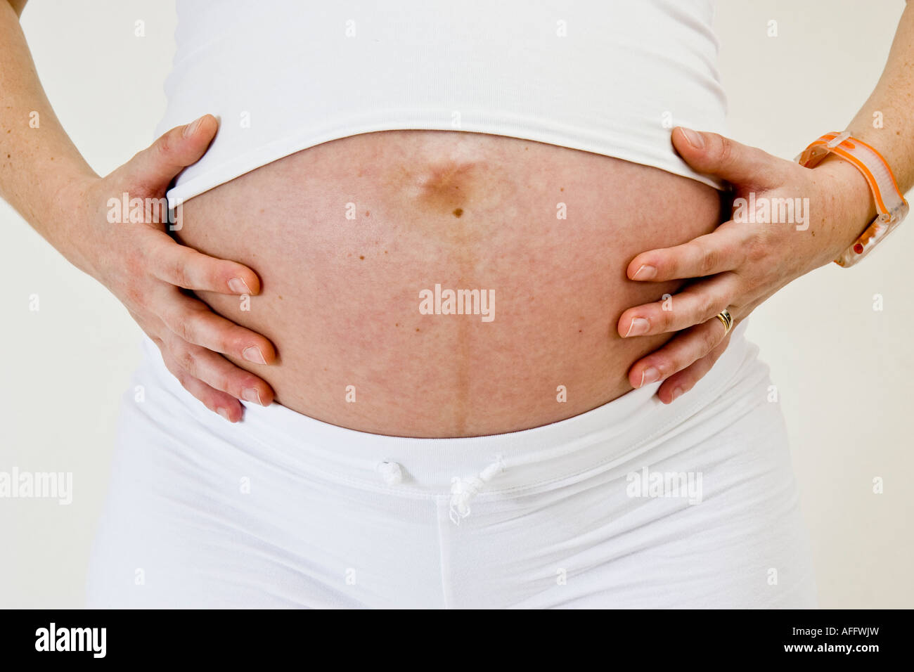 8. Monat schwanger Bauch Frau hält ihr closeup Stockfoto