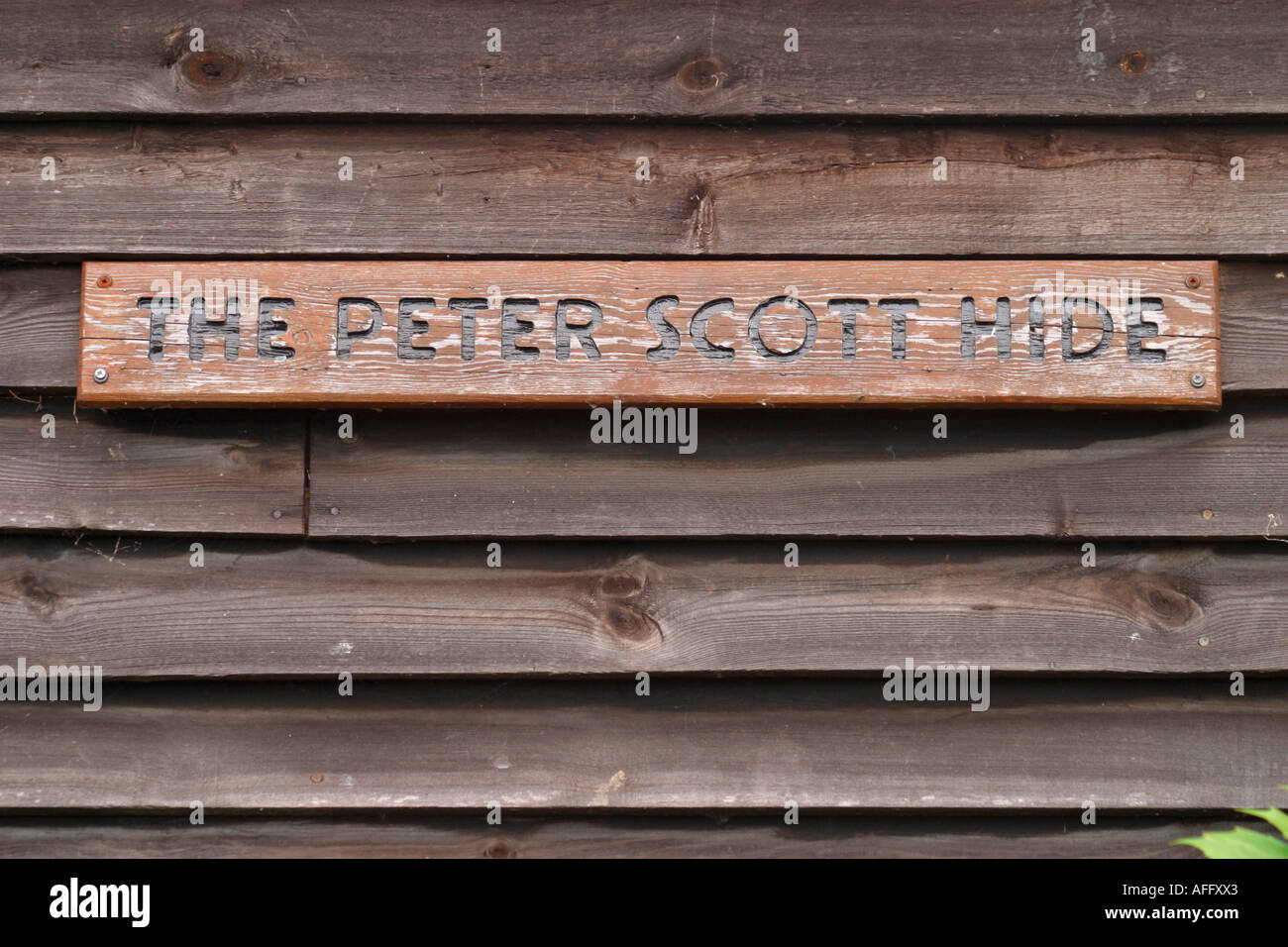 Zeichen vor der Peter Scott Vogelbeobachtung verstecken sich in Arundel Wildfowl and Wetlands Trust, West Sussex Stockfoto