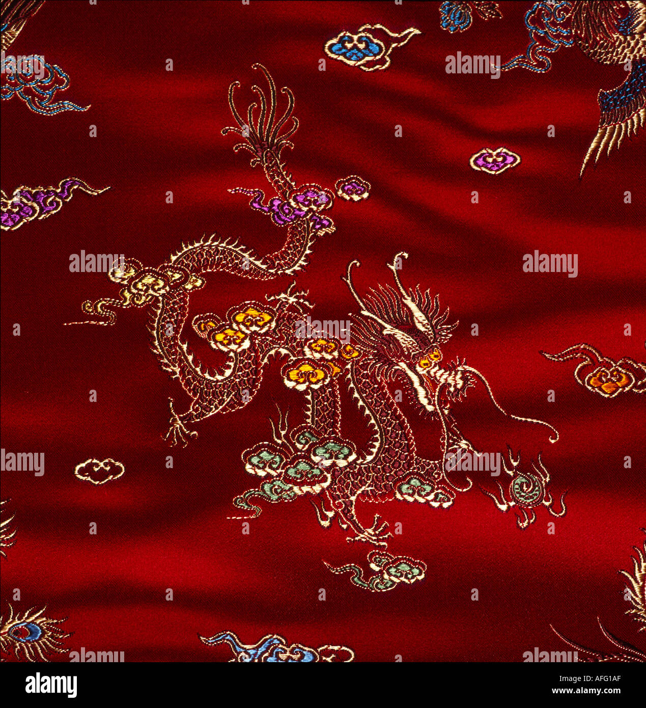 Rote Seide Material mit orientalischen Drachen Motiv Stockfoto