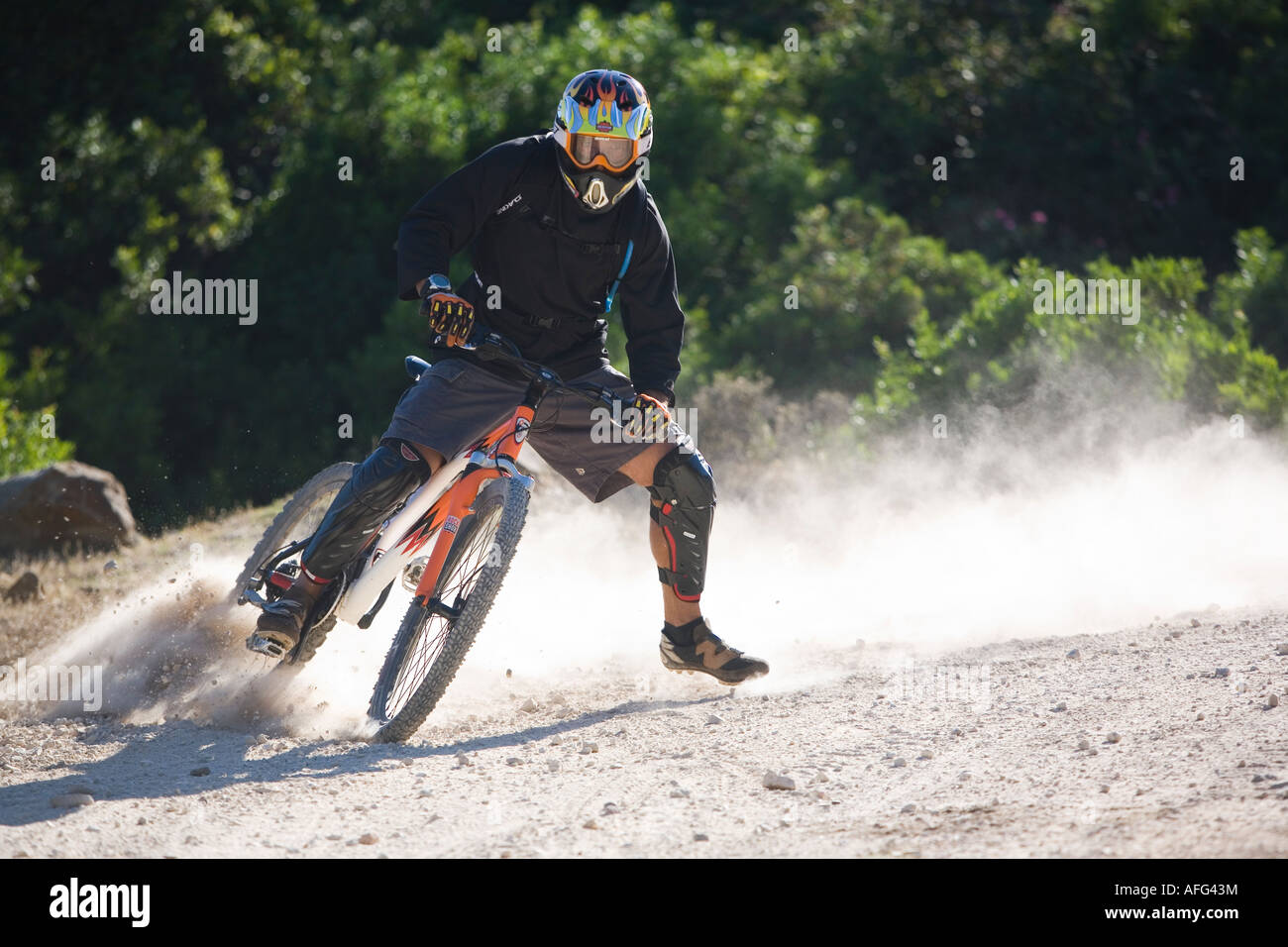 Extreme Mountain Biker sein Motorrad schleudern Stockfoto