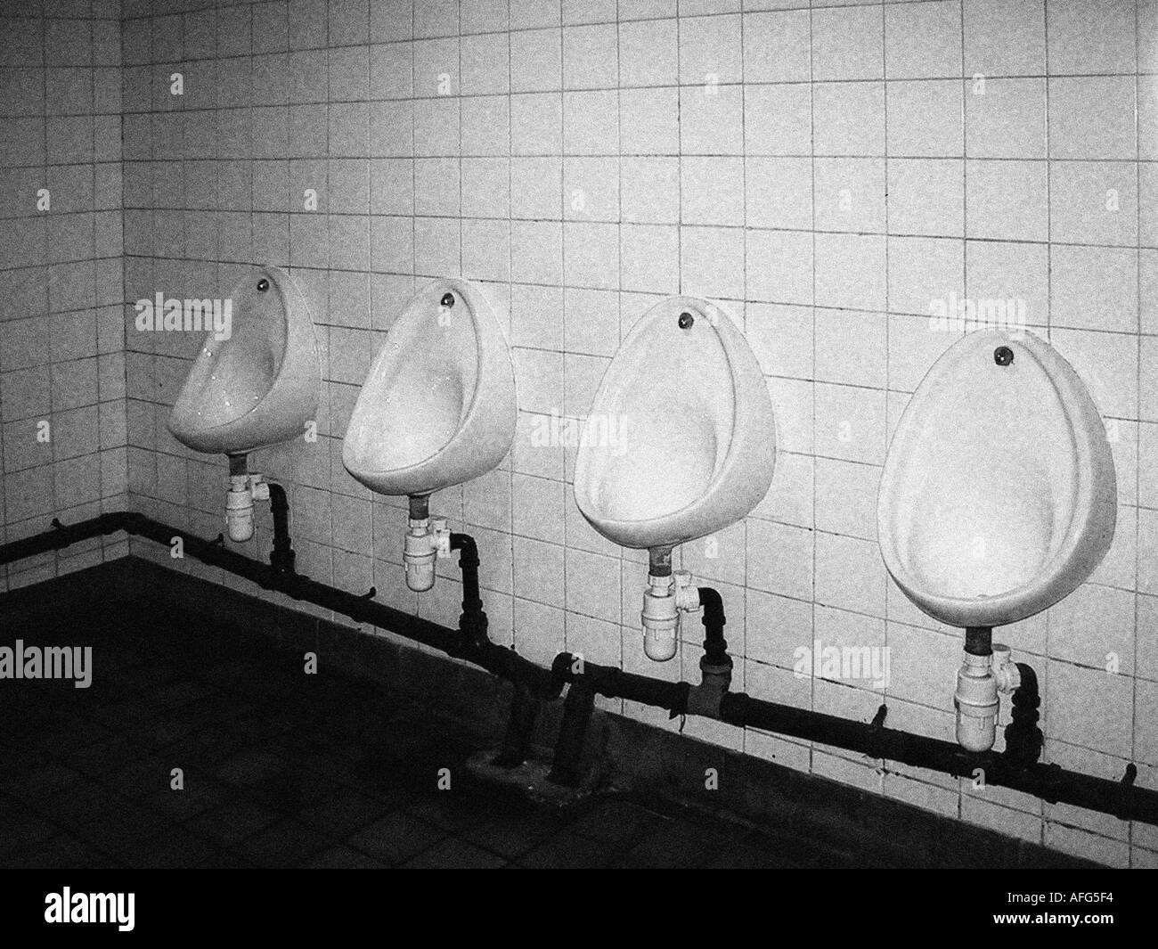 Urinale Herren Herren wc weiße Fliesen Toilette Stockfoto