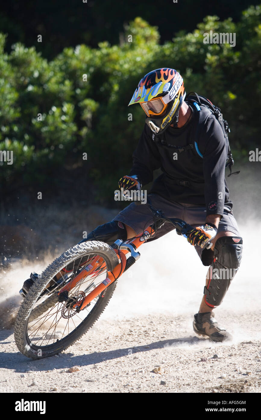 Extreme Mountain Biker sein Motorrad schleudern Stockfoto