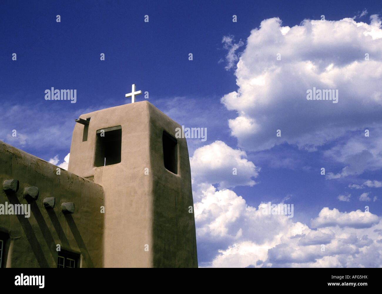 Eines der vielen alten katholischen Missionen und Kirchen in Santa Fe, unter einem Sommerhimmel Stockfoto