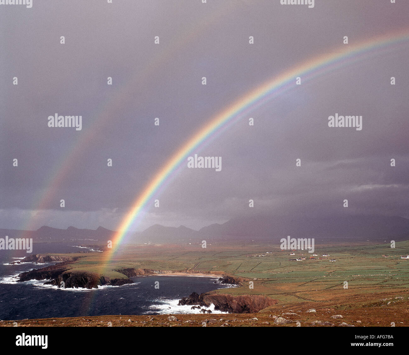IE - CO. KERRY: Regenbogen über Ballyferriter Bucht auf der Dingle-Halbinsel Stockfoto