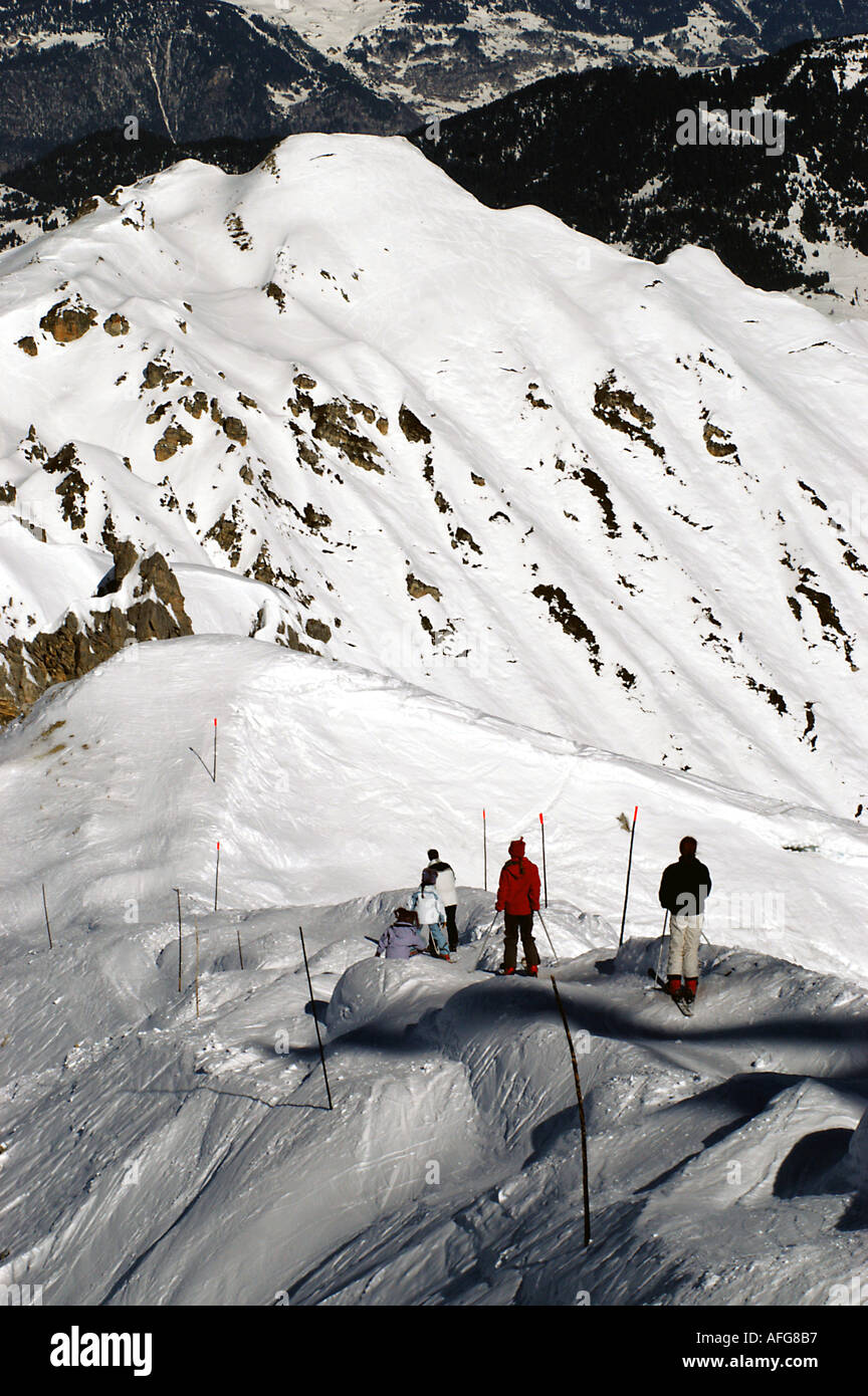 Skifahrer am Bergrücken oberhalb Grand Couloir, Courchevel, Frankreich Stockfoto