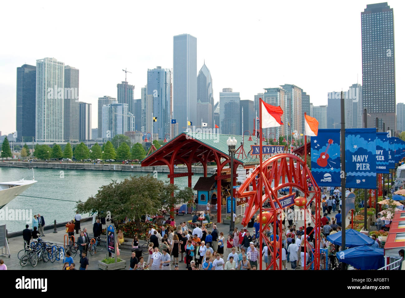 Skyline von Chicago & Navy Pier Stockfoto