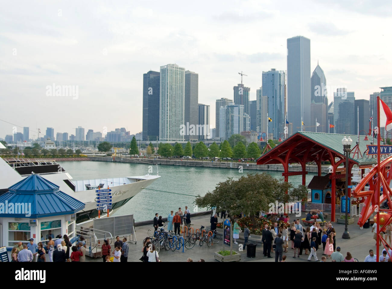 Skyline von Chicago & Navy Pier Stockfoto
