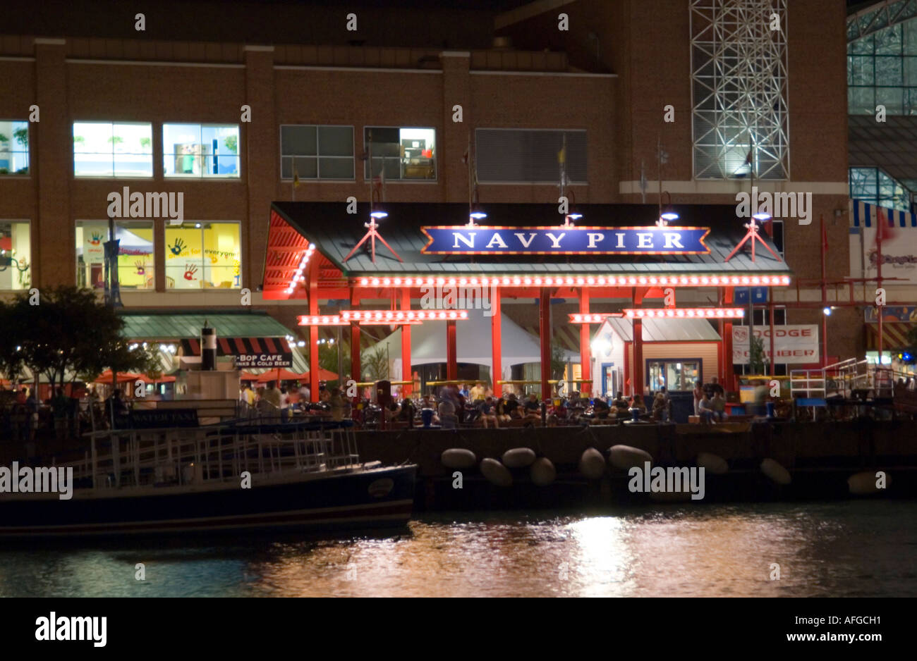 Navy Pier in der Nacht Stockfoto