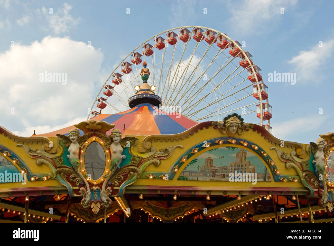 Chicagos Navy Pier Carousel & Riesenrad Stockfoto