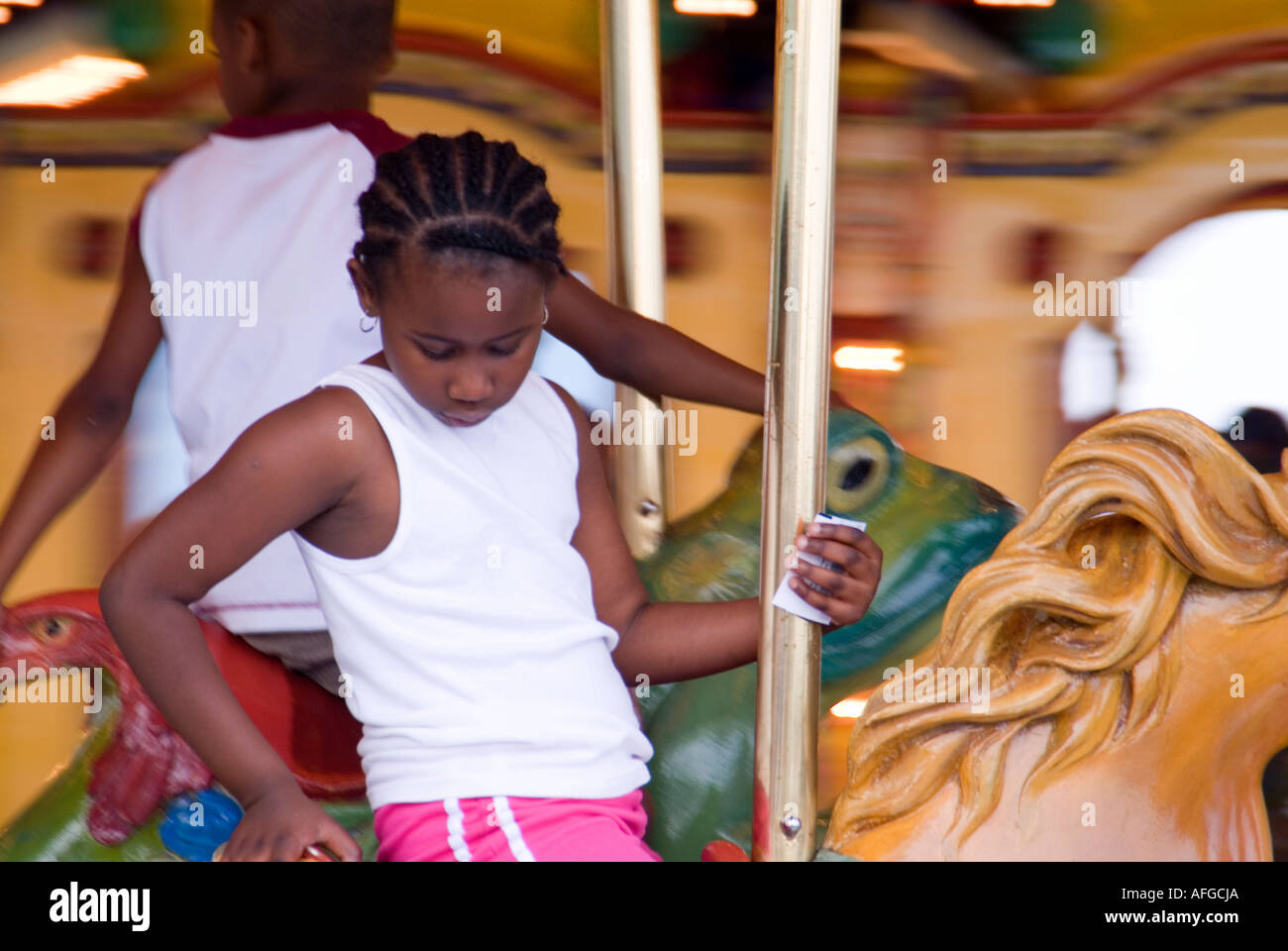 Schwarzes Kind reiten Karussell Stockfoto