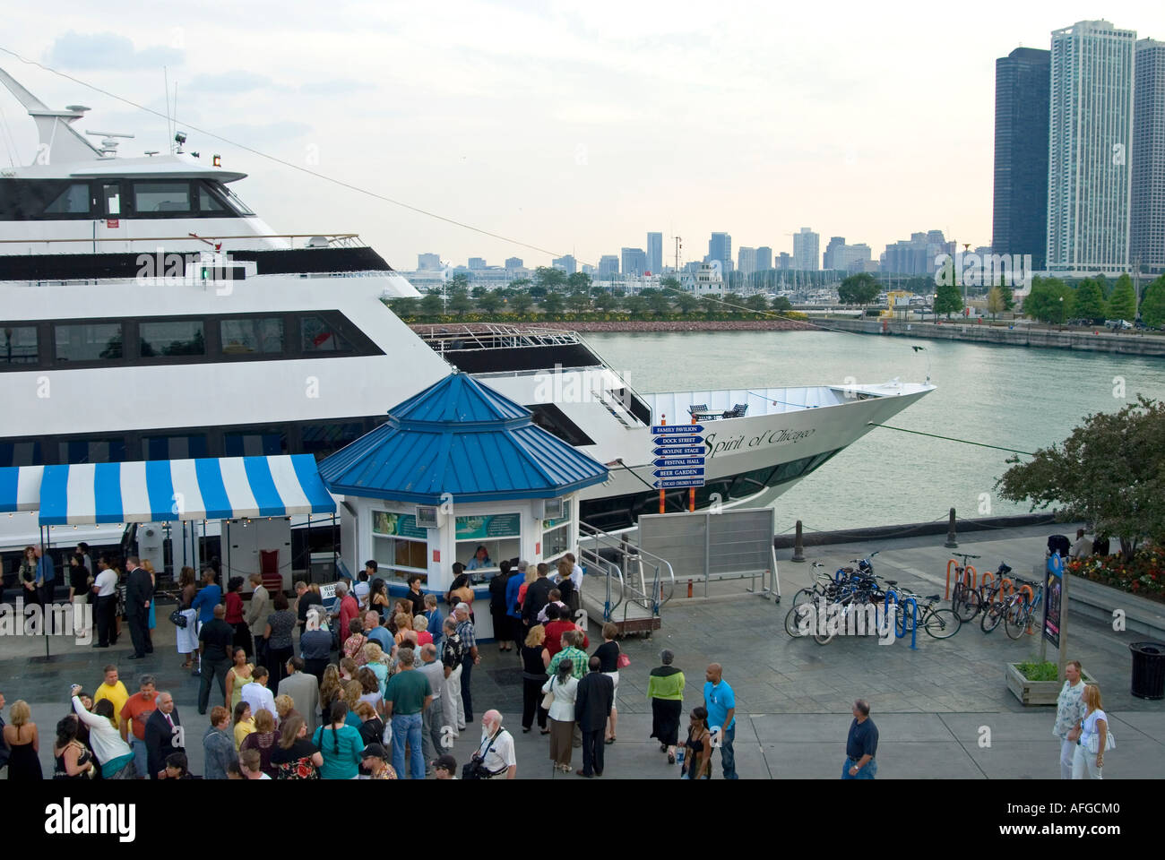 Chicago Tourenboot am Navy Pier Stockfoto
