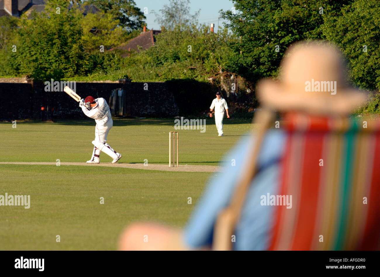 Cricket, Zuschauer zu sehen ein Dorf Cricket match, Briatin UK Stockfoto