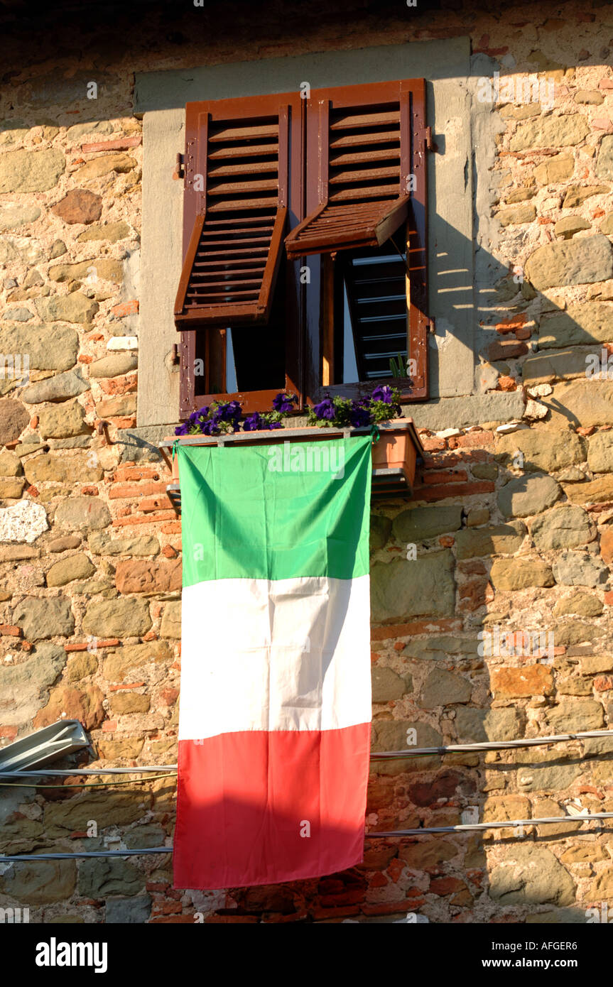 Italienische Flagge hängt von einer Wohn-Fenster, Italien Stockfoto