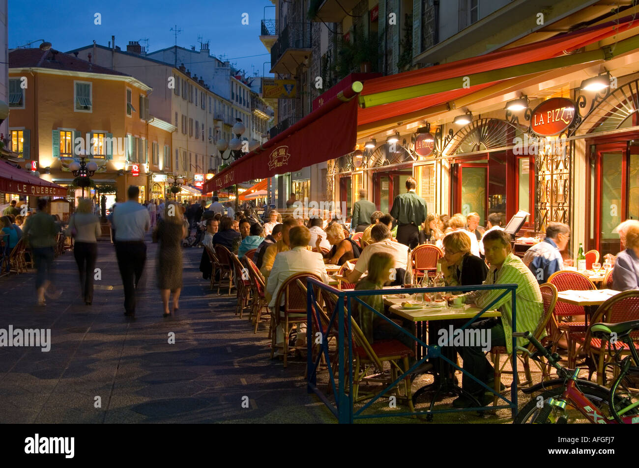 Die Fußgängerzone Rue Massena in Nizza mit den Restaurants und Geschäften ist ein Favorit für Spaziergänger am Abend Stockfoto