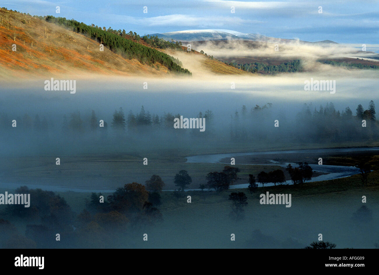 Wetter Inversionsschicht über den Fluss Dee Tal der oberen Einzugsgebiet, in Mar Lodge Estate, Royal Deeside, Cairngorm National Park, Schottland, Großbritannien Stockfoto