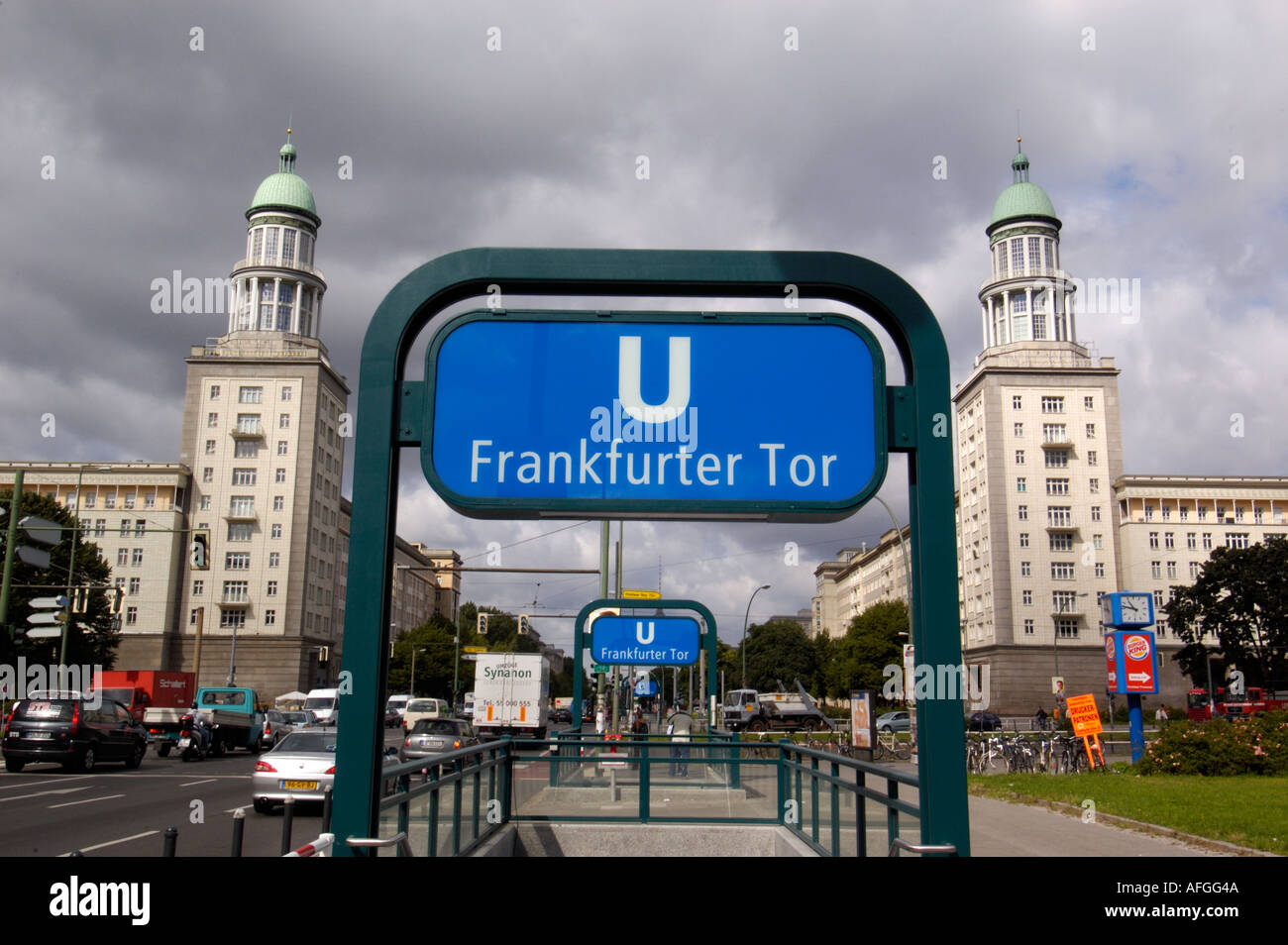 Frankfurter Tor Gebäude im unverwechselbaren sowjetischen Baustil auf der Karl-Marx-Allee im ehemaligen Ost-Berlin 2005 Stockfoto
