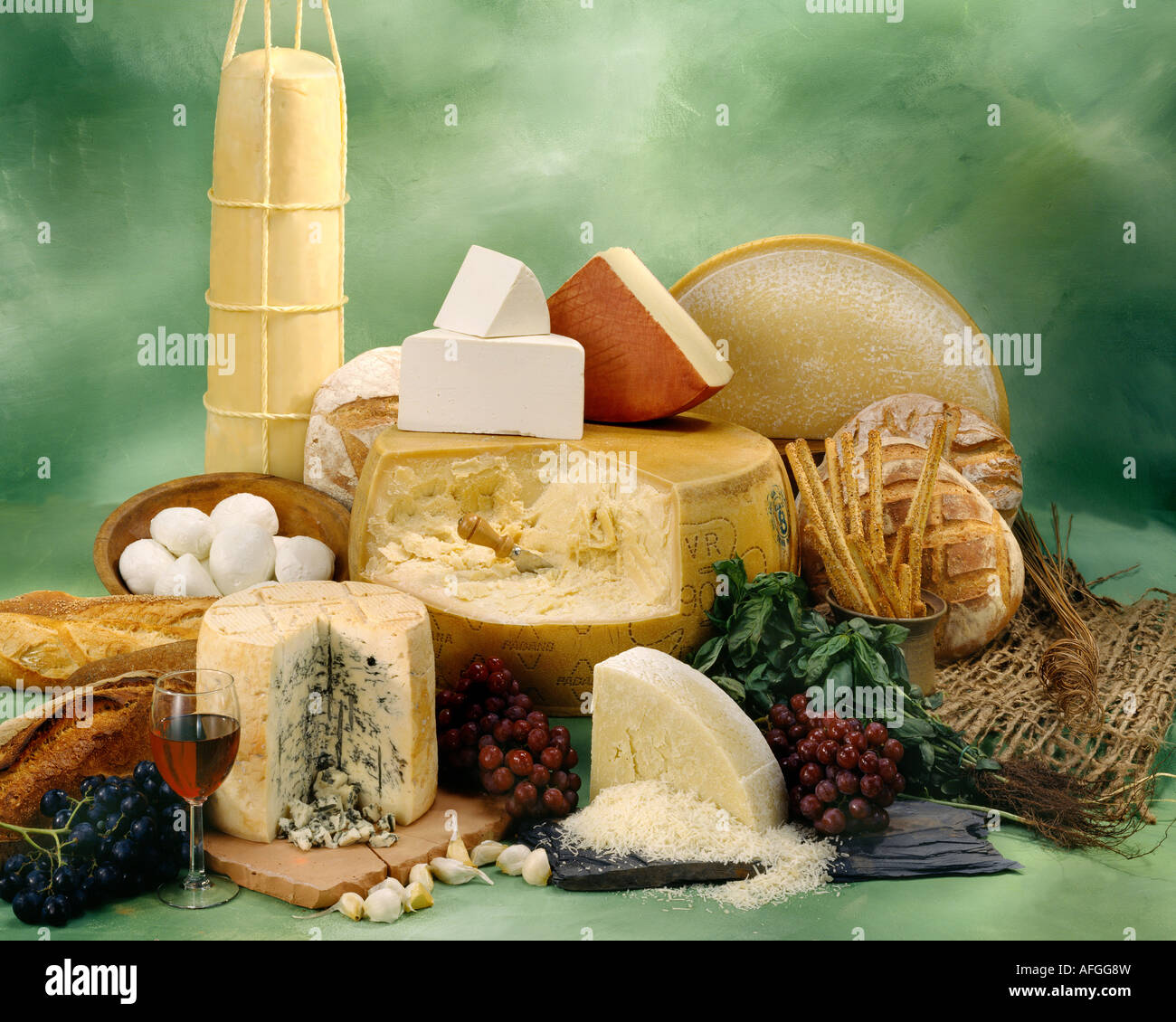 Italienische Käsesorten in Gruppe Farbfoto auf grün getönten gesprenkelte Hintergrund. Querformat, Studio Tischplatte. Klassisches Bild. Stockfoto