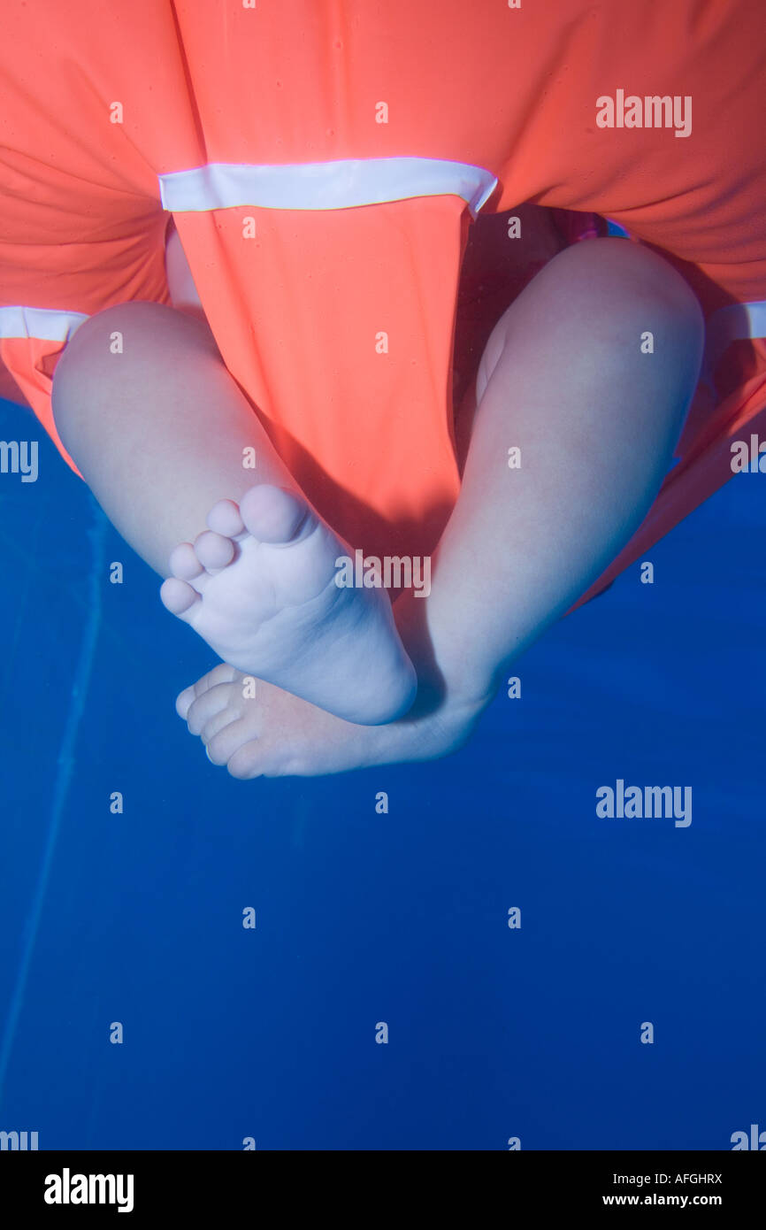 Baby Füße unter Wasser Stockfoto