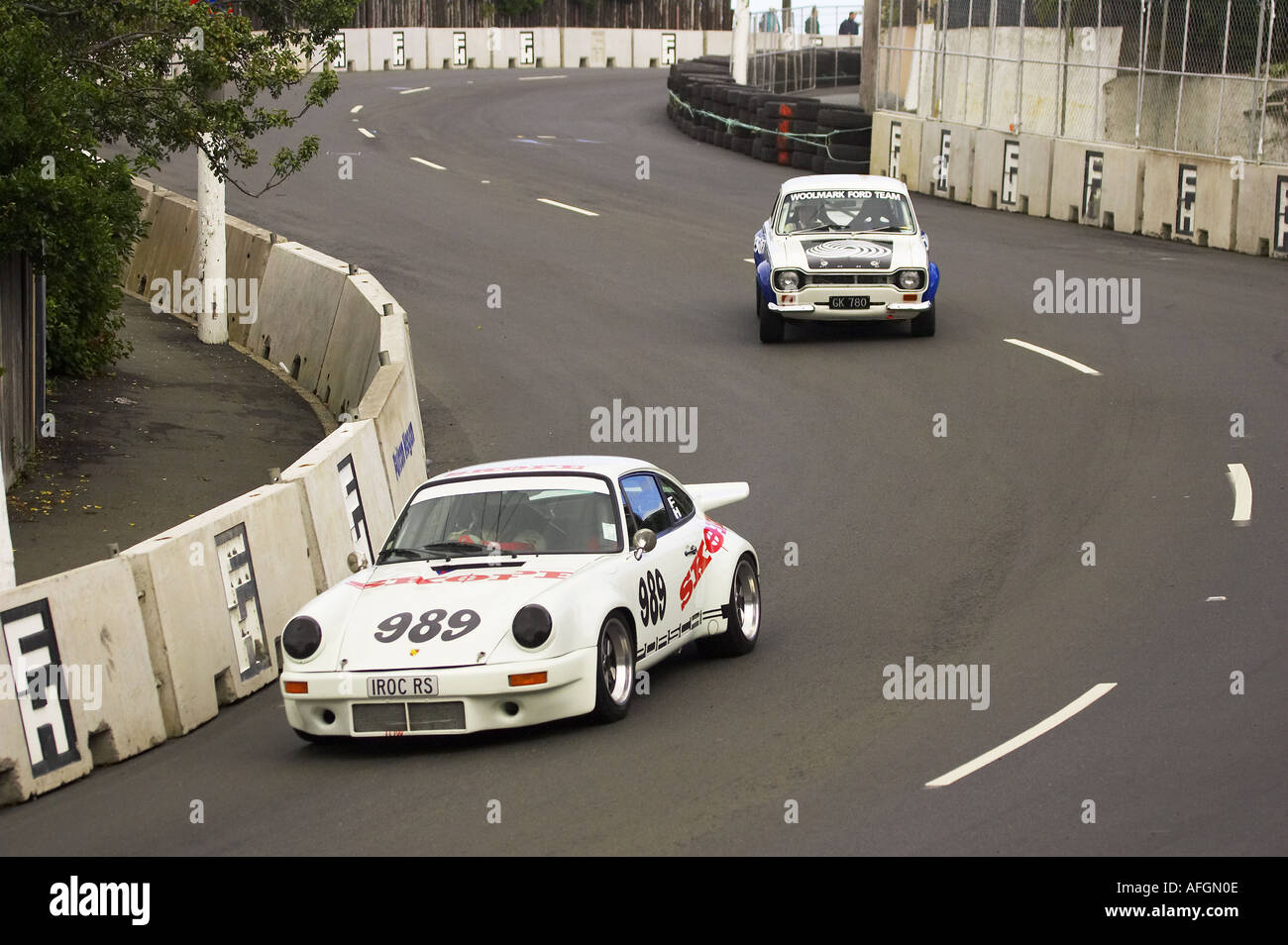 Porsche 911 und Mk1 Escort Classic Street Racing Dunedin Neuseeland Südinsel Stockfoto
