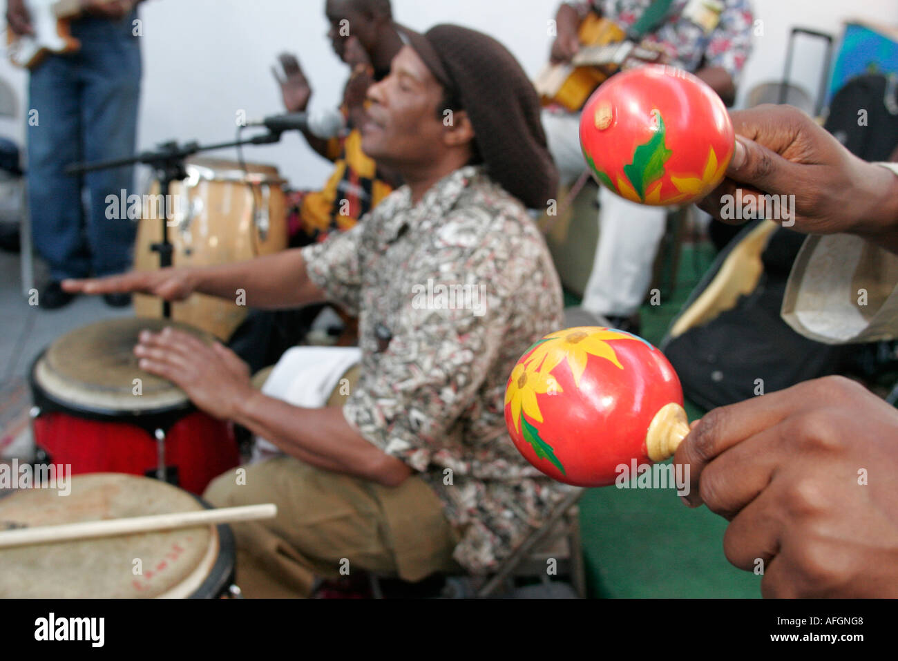 Miami Florida, Little Haiti, Caribbean Marketplace District, Libreri Mapou Buchladen, Musiker, tcha, Maracas, FL060331191 Stockfoto