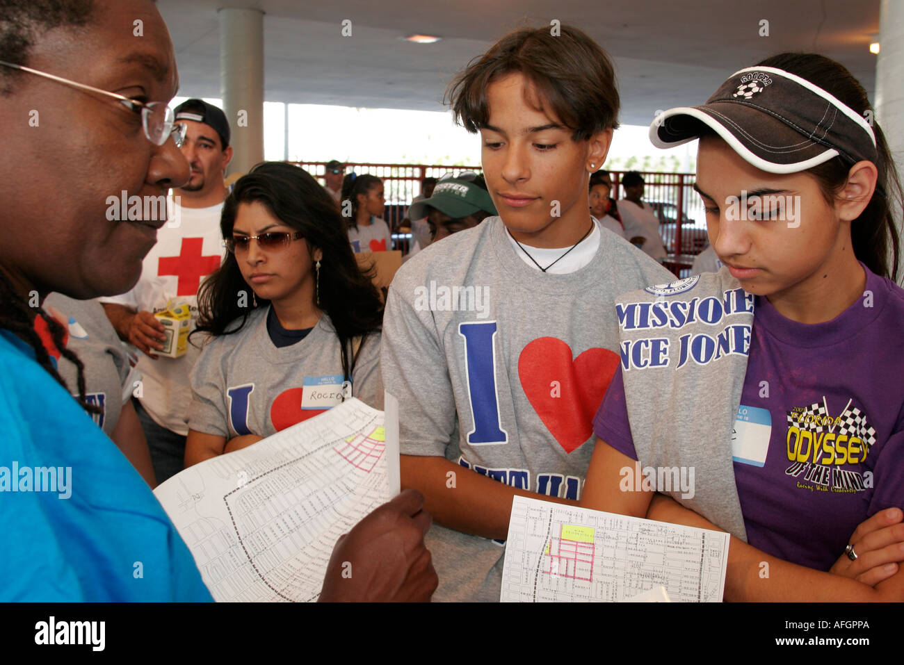 Miami Florida, Little Haiti, Aufräumen von Freiwilligen, die ehrenamtlich arbeiten, arbeiten als Arbeitshelfer zusammen, leisten Hilfe, helfen Hand, Stockfoto