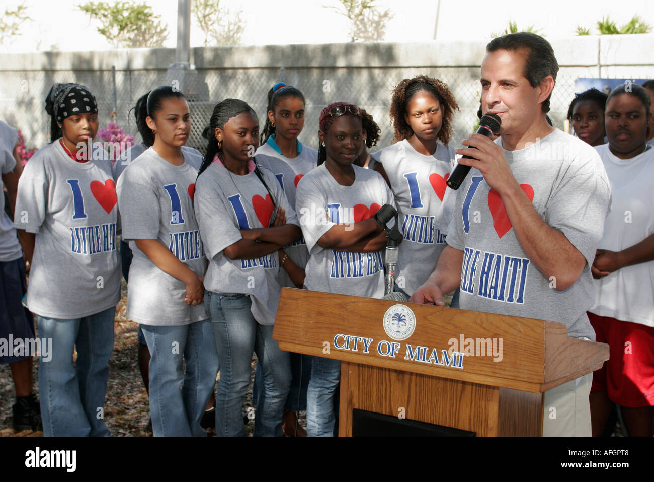 Miami Florida, Little Haiti, Aufräumen von Freiwilligen, die ehrenamtlich arbeiten, arbeiten als Arbeitshelfer zusammen, leisten Hilfe, helfen Hand, Stockfoto