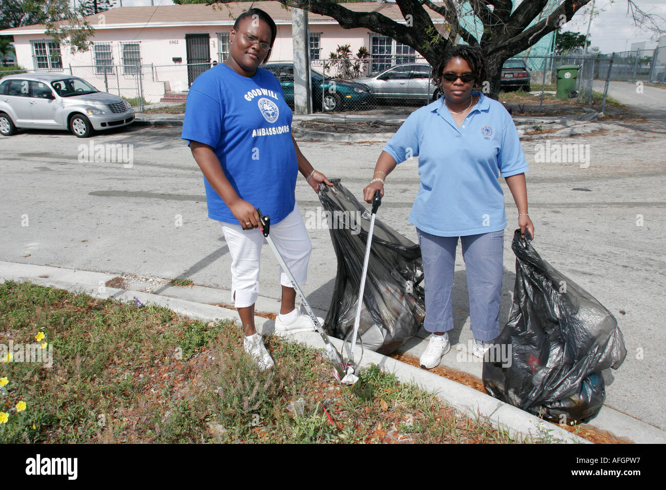 Miami Florida, Little Haiti, Aufräumen von Freiwilligen, die ehrenamtlich arbeiten, arbeiten als Arbeitshelfer zusammen, leisten Hilfe, helfen Hand, Stockfoto