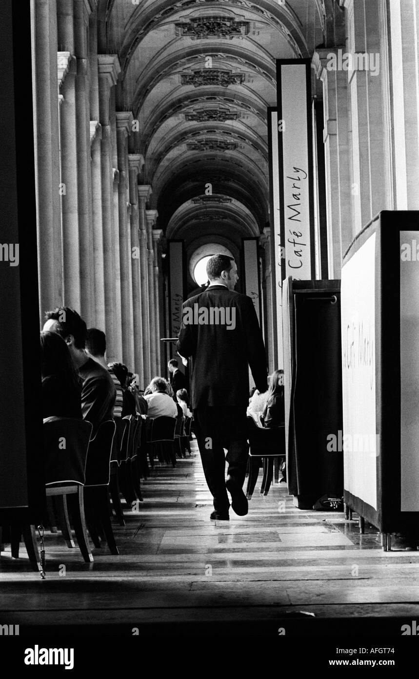 Kellner im Café Marly im Louvre Paris Frankreich Europa Stockfoto